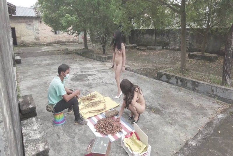 杏吧傳媒 和朋友高跟鞋漫步村莊勾引賣貨的大叔